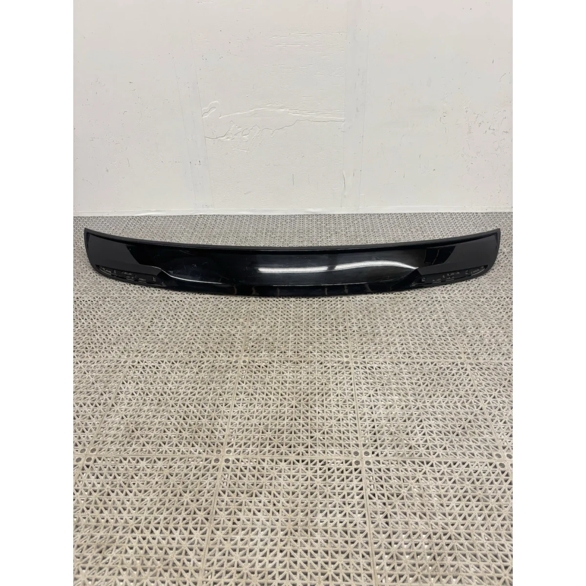 Tesla REAR LOWER BUMPER VALANCE TRIM COVER LIP REFLECTOR MOLDING detail 2