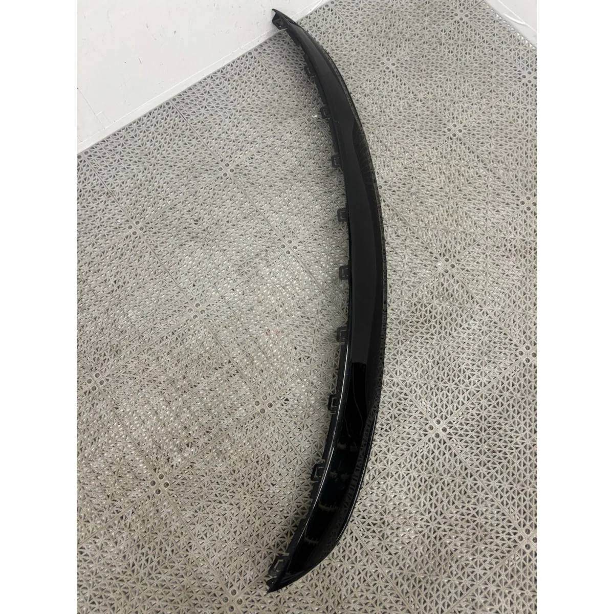 Tesla REAR LOWER BUMPER VALANCE TRIM COVER LIP REFLECTOR MOLDING detail 3