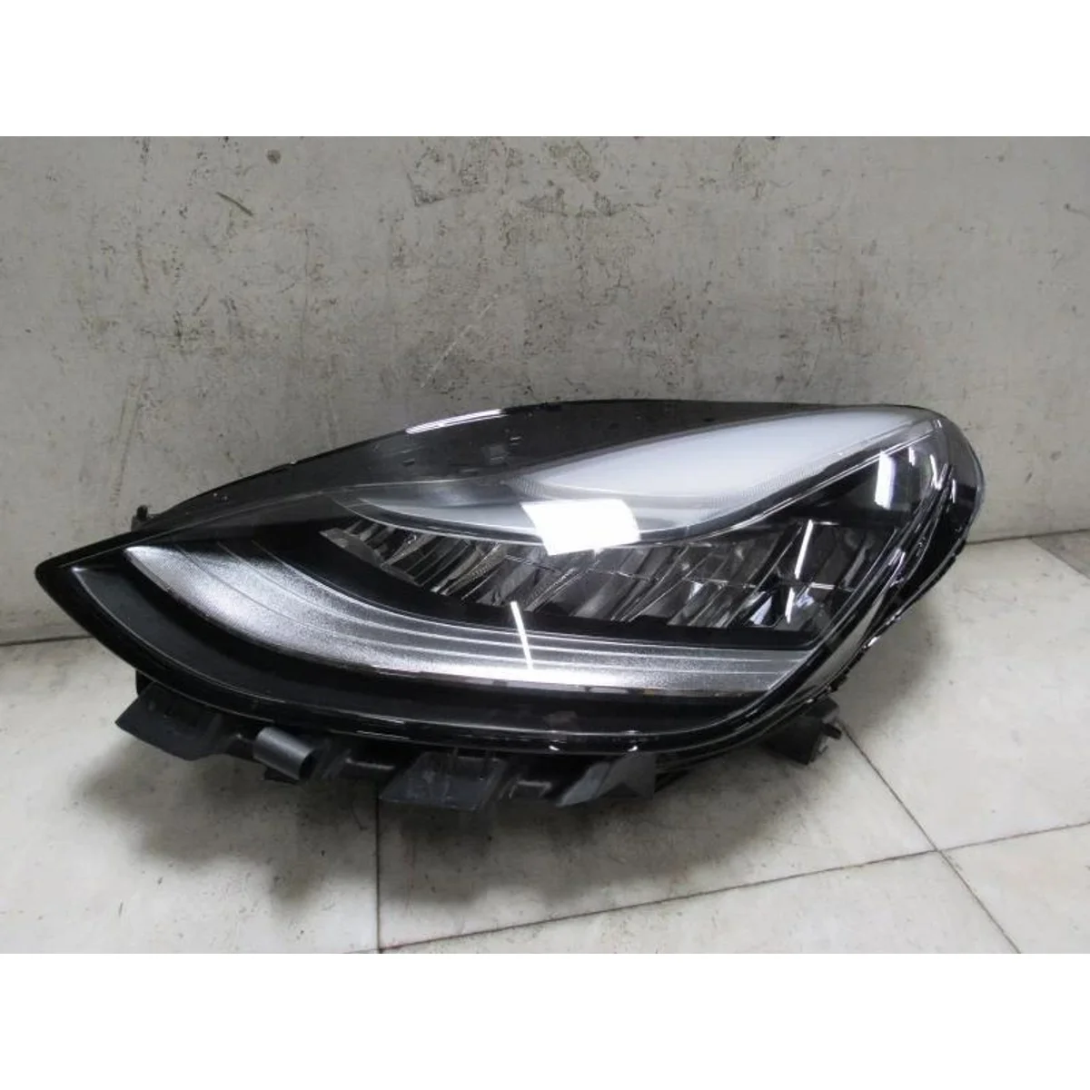 Tesla Headlight Left detail 2