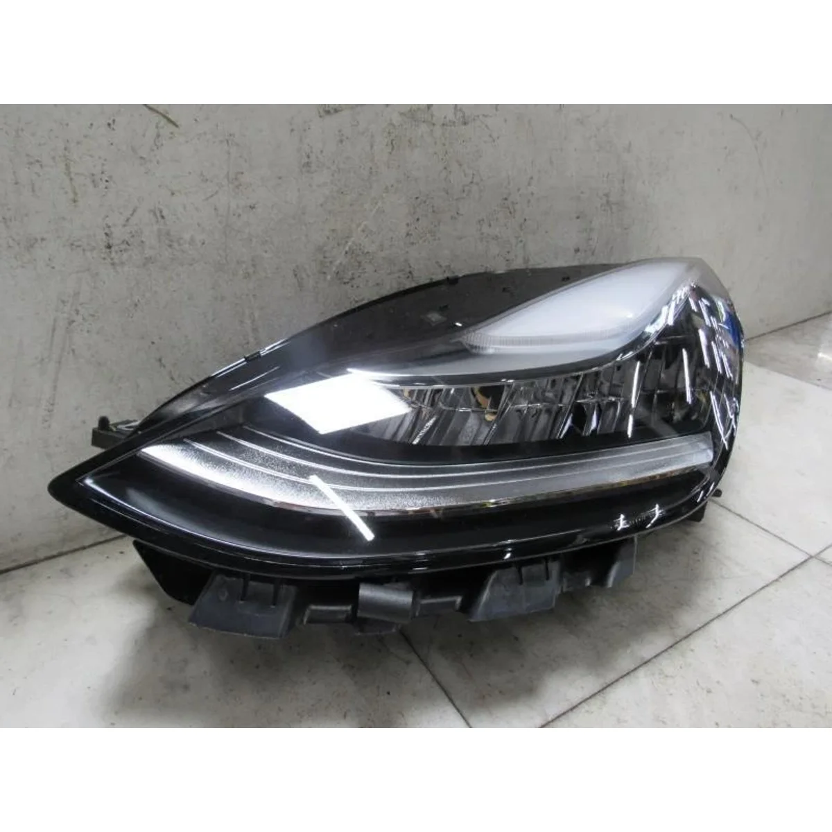 Tesla Headlight Left detail 3