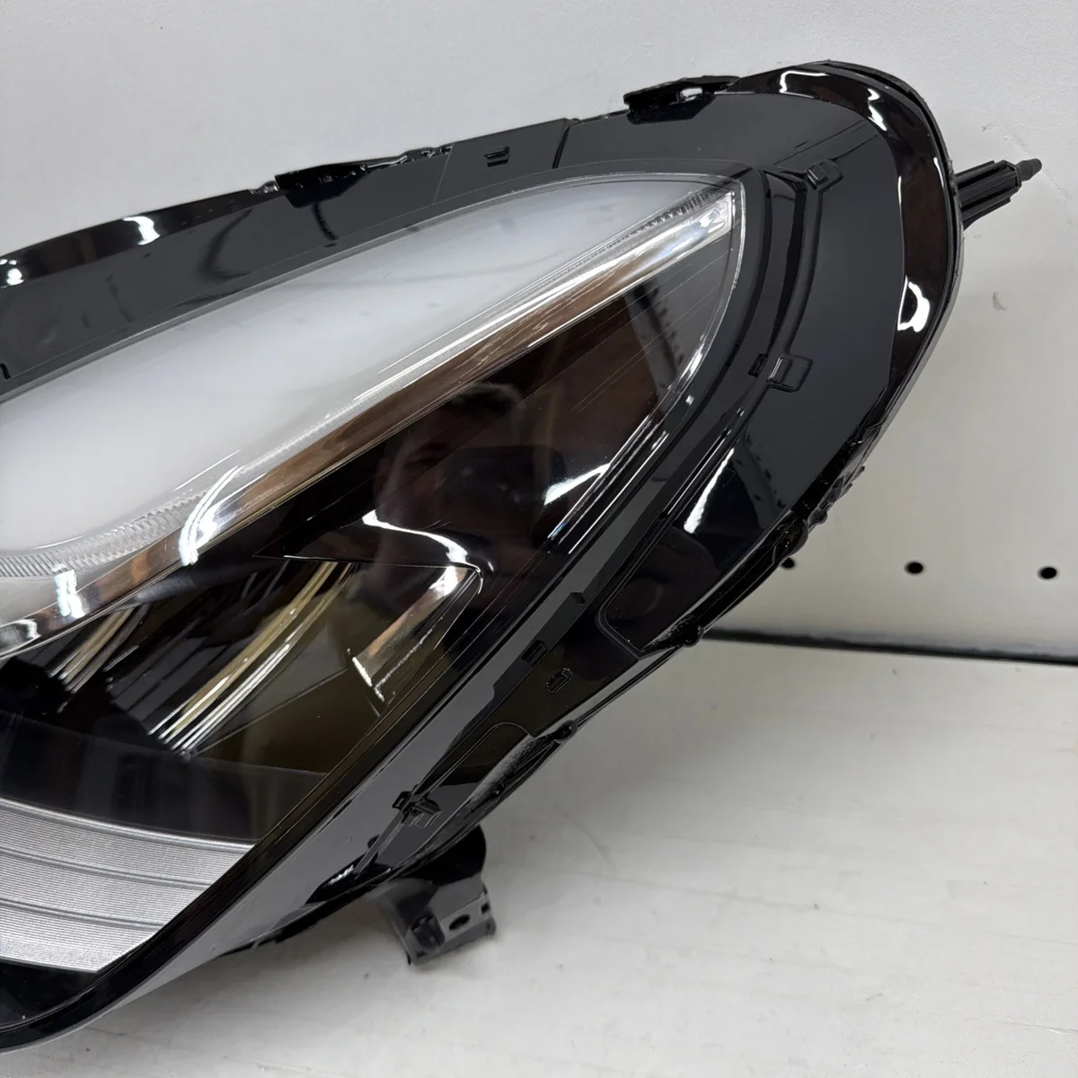Tesla Headlight Right detail 3