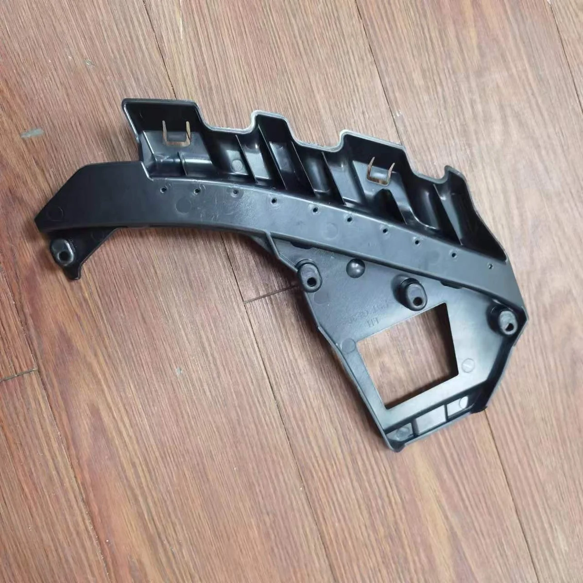 Tesla Model 3 18-20 year Headlight mounting bracket detail 3