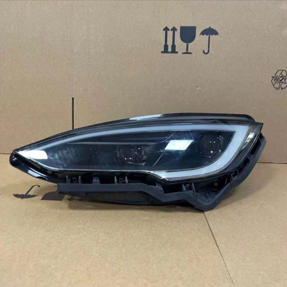 Tesla Model SHeadlight Left detail 3