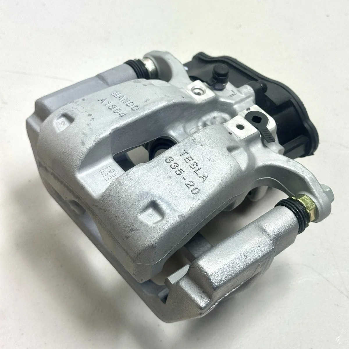 Tesla Model Y Rear brake cylinder (with brake pads) detail 2