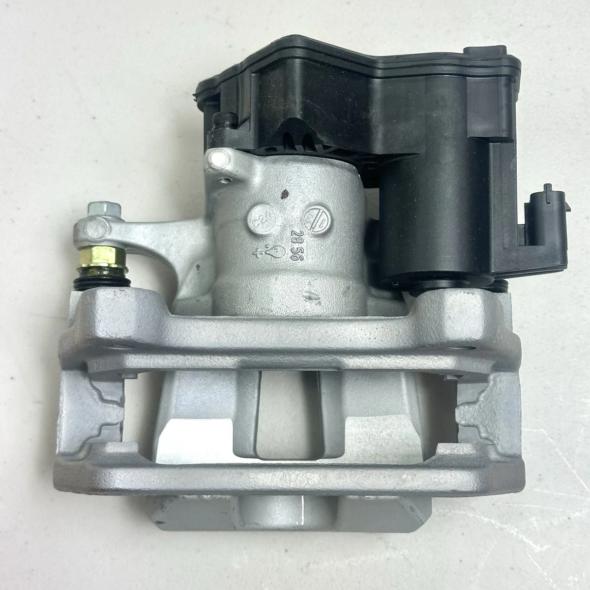 Tesla Model Y Rear brake cylinder (with brake pads) detail 3