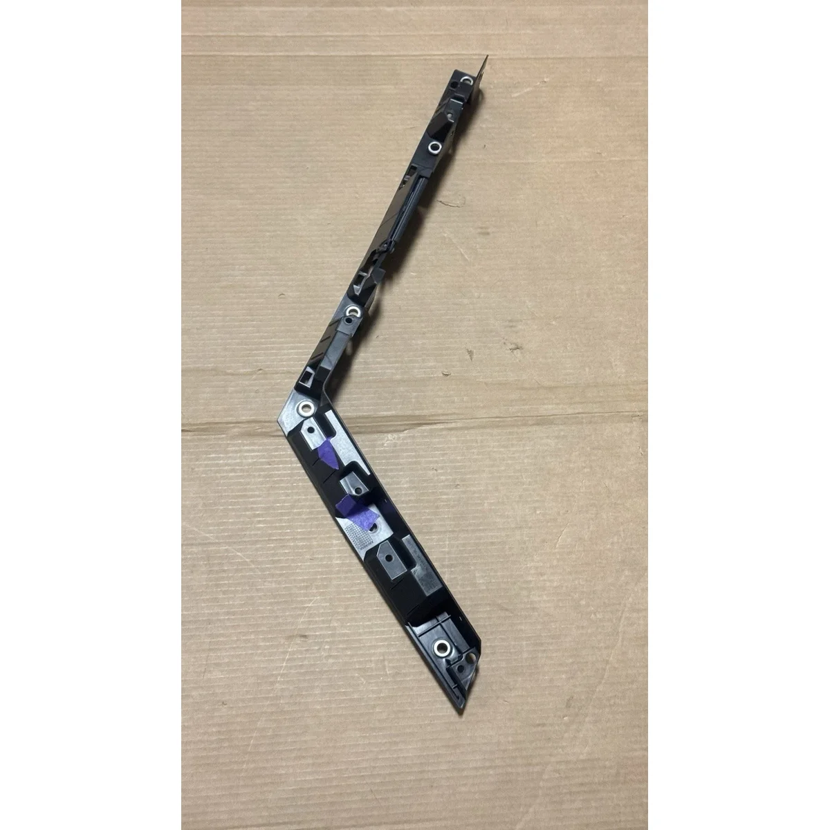 CARRIER - FRONT FENDER FLARE FORE - LEFT HAND