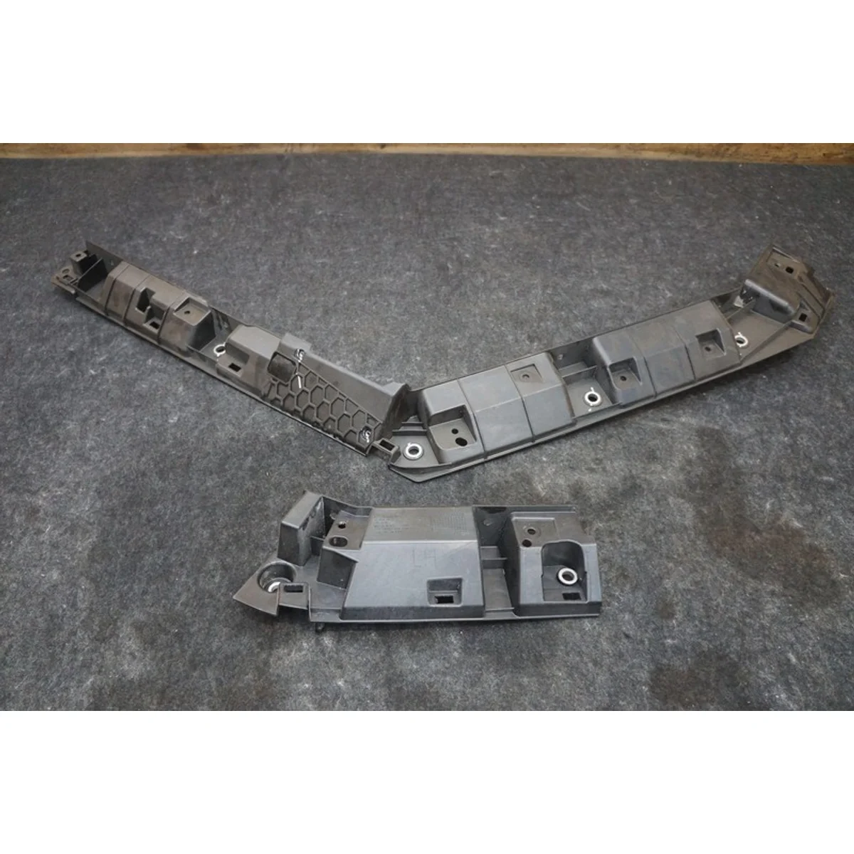 CARRIER - REAR FENDER FLARE AFT - LEFT HAND